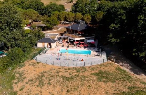 Lissac-sur-Couze Villa | Camping Lake Causse *** - Gîte Privilège 3 habitaciones 5/7 personas con vista al lago
