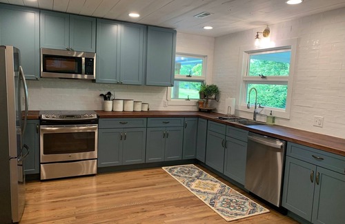 Scottsville Otro | Flower Farm 3 BR/2 BA Mid Century Farmhouse near Mammoth Cave, Corvette Museum