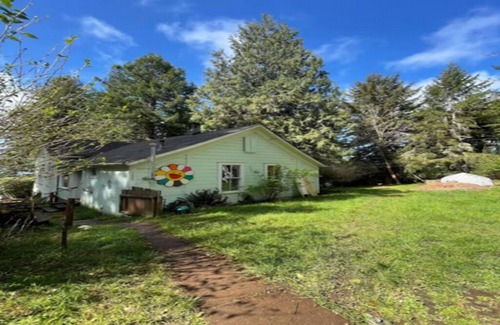 Arcata Casa | Flower House at Redwood Hideaway