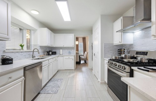 Flower Mound Casa | Flower Mound Luxe: Double Kings Suites, Pool & Grill