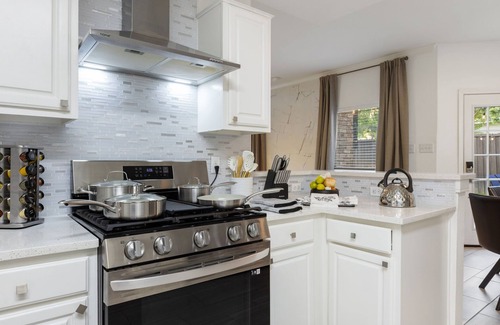 Flower Mound Casa | Flower Mound Luxe: Double Kings Suites, Pool & Grill