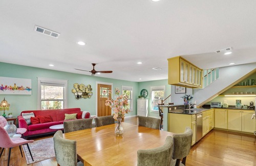 Barton Heights Casa | Flutter into this iconic South Austin work of art >> The Pixie by Lodgewell