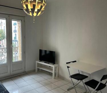 Beziers City Centre Apartamento | Foch 3-Studio-Beziers center -wifi -tv connected