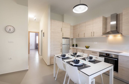 Lambi Apartamento | Fofi’s Elegant Home/ Fully renovated