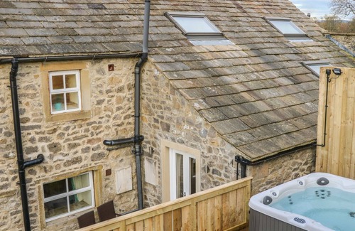 Coniston Cold Cabaña | FOGGA CROFT, pet friendly, with hot tub in Gargrave