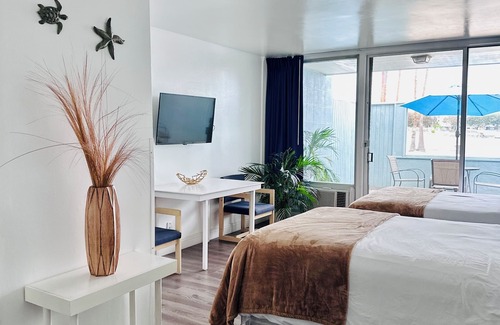 Marina del Rey Hotel | Foghorn Harbor Inn