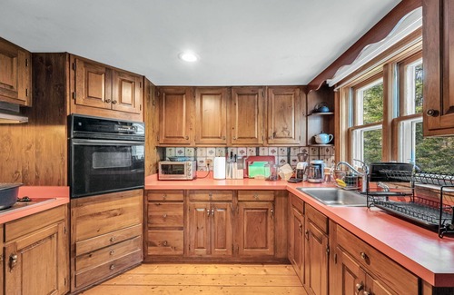 Whitingham Otro | Foliage Ready! Play Area, Crib, 11 Acre Farmhouse