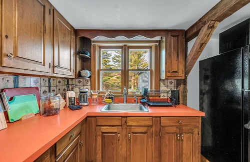 Whitingham Otro | Foliage Ready! Play Area, Crib, 11 Acre Farmhouse