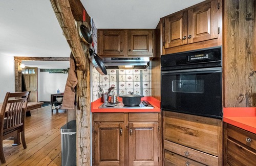 Whitingham Otro | Foliage Ready! Play Area, Crib, 11 Acre Farmhouse