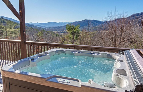 Marion Cabina | Views! Hot Tub, Game Room, Movie Theater, Fire Pit