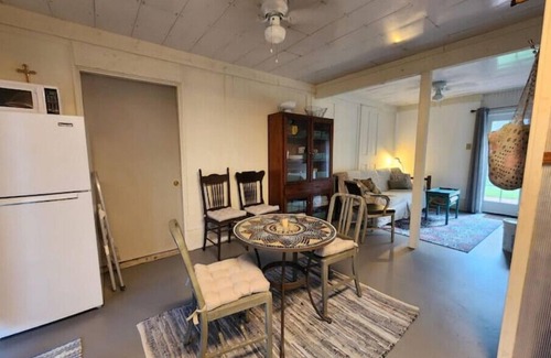 Garyville Casa | Fun & Funky Folk Art Cottage