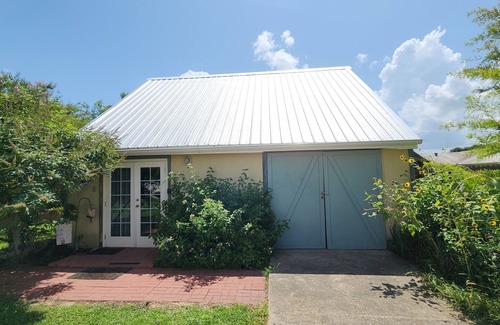 Garyville Casa | Fun & Funky Folk Art Cottage