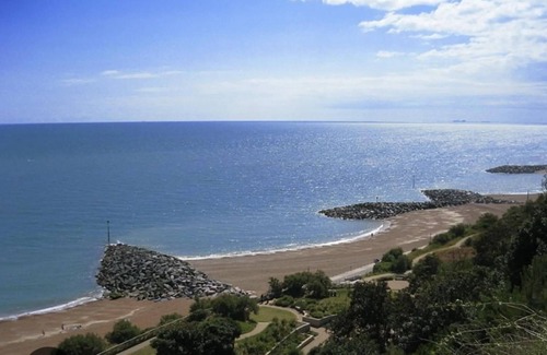 Folkestone Apartamento | Folkestone - 1BR Apartment - Sauna - Pet Friendly