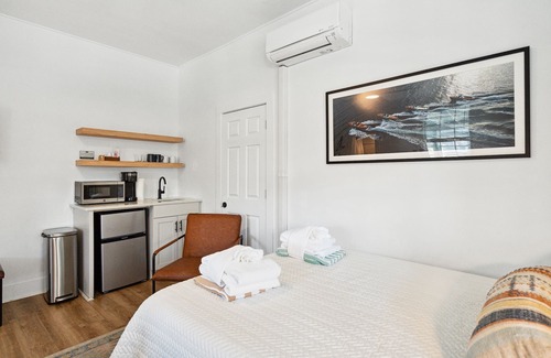 Folly Beach Hotel | Folliday Inn- The Aquarama- Room 33, Large Pool, 1 Pet w/fee
