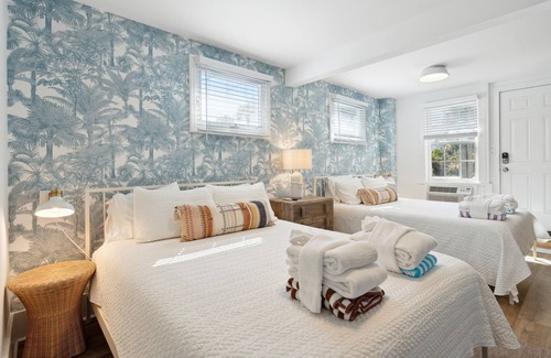 Folly Beach Hotel | Folliday Inn- The Runabout: Room 12