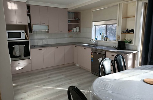 Scullin Casa | 💜 Follow the sun 💜 3br Perfect Canberra Gettaway