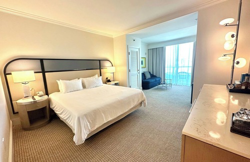 Mid Beach Complejo | Fontainebleau Resort JR Suite Balcony Ocean View No Resort Fee 2 VIP Spa Passes