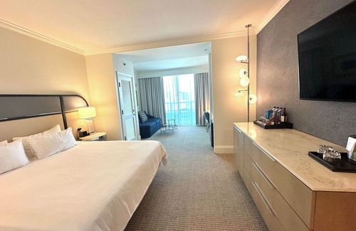 Mid Beach Complejo | Fontainebleau Resort JR Suite Balcony Ocean View No Resort Fee 2 VIP Spa Passes