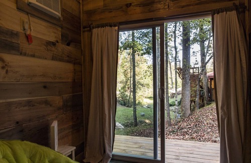 Robbinsville Cabina | Cabina del lago Fontana con muelle privado, estanque de pesca, enorme porche cubierto y más de 50 acres