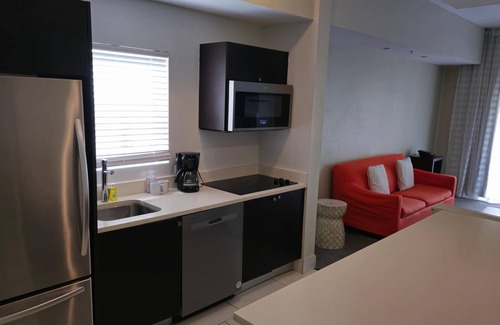 Doral Condominio | Foodie Paradise in Downtown Doral – XL King Studio