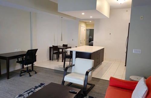 Doral Condominio | Foodie Paradise in Downtown Doral – XL King Studio