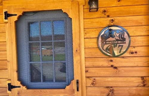 Scottsboro Cabina | FOOTBALL JIG CABIN