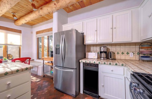 Santa Fe Casa | Foothills Retreat- Patios| Rooftop Deck|Quiet|2BR