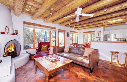 Santa Fe Casa | Foothills Retreat- Patios| Rooftop Deck|Quiet|2BR