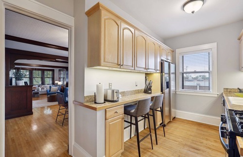 Linden Hills Condominio | Footsteps to Lake & Tons of Restaurants! Charming!