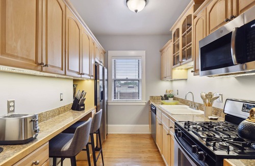Linden Hills Condominio | Footsteps to Lake & Tons of Restaurants! Charming!