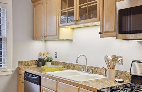 Linden Hills Condominio | Footsteps to Lake & Tons of Restaurants! Charming!