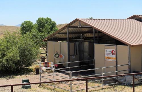 Sonoita Cabina | for animal lovers - cute, little Bunkhouse attached to the horse barn