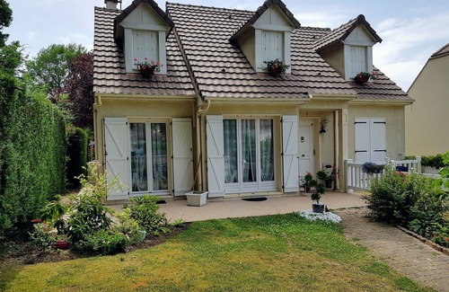 Levis-Saint-Nom Cama Y Desayuno | FOR RENT PRIVATE ROOM WITH BALCONY AND JERDIN