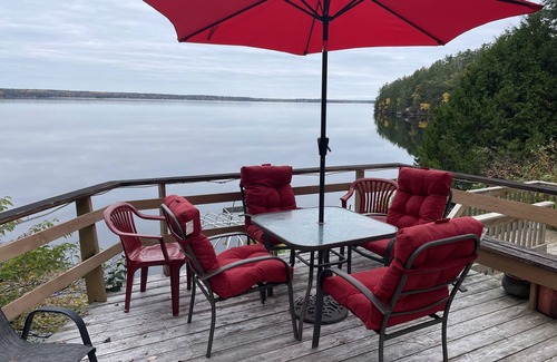Greater Madawaska Casa | For Rent-Waterfront Home in Nettleton Bay on beautiful Calabogie Lake