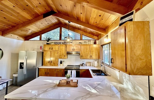 Twain Harte Casa | For the discerning guest. Cabin at Lilac Terrace 🌲⛷️with summer TH Lake Access.