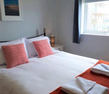 Newquay Apartamento | For the Shore, Fistral Beach Newquay - 2 Bed 2 bath - Private Parking with garage for 2 vehicles