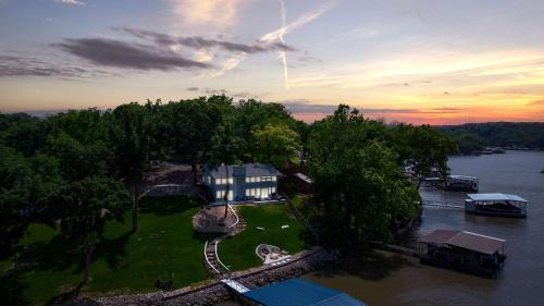 Gravois Mills Casa | For the View - Great Location with Lakeside Launchpad