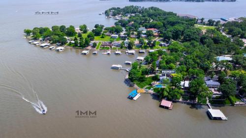 Gravois Mills Casa | For the View - Great Location with Lakeside Launchpad