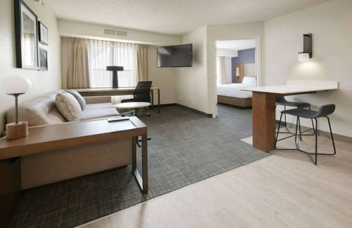 Fossil Creek Hotel | For The Whole Family! TWO 2BR Suites with Kitchen, Free Breakfast, Outdoor Pool!