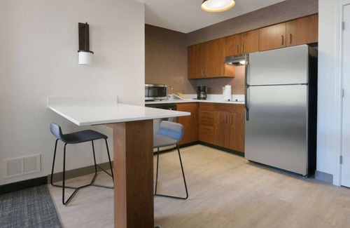 Fossil Creek Hotel | For The Whole Family! TWO 2BR Suites with Kitchen, Free Breakfast, Outdoor Pool!