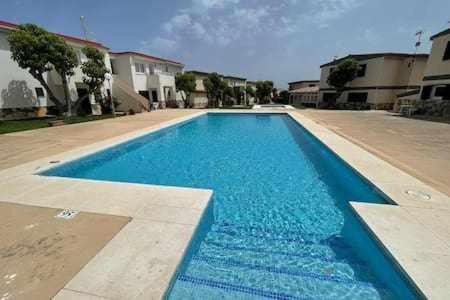 Los Delfines Apartamento | Forcat - Apartamento bajo con jardín y piscina