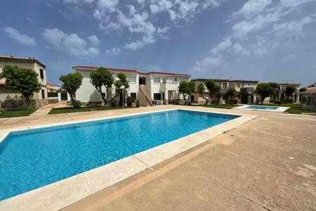 Los Delfines Apartamento | Forcat - Apartamento bajo con jardín y piscina