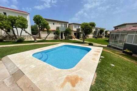Los Delfines Apartamento | Forcat - Apartamento bajo con jardín y piscina