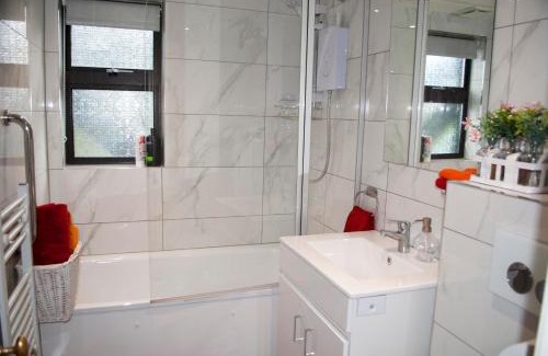 London Borough of Bromley Apartamento | Forest 2BR Apt gated free Parking 2 acres Garden