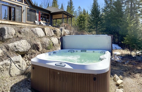 Sainte-Agathe-des-Monts Chalet De Esquí | Forest Chalet, by the *river*, hot tub*, *ski*, near Mont-Tremblant, 5 beds