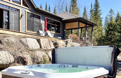 Sainte-Agathe-des-Monts Chalet De Esquí | Forest Chalet, by the *river*, hot tub*, *ski*, near Mont-Tremblant, 5 beds