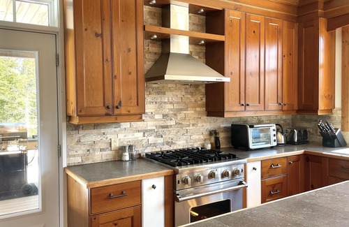 Sainte-Agathe-des-Monts Chalet De Esquí | Forest Chalet, by the *river*, hot tub*, *ski*, near Mont-Tremblant, 5 beds
