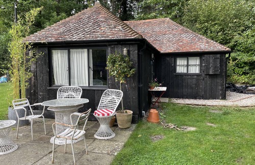 Abbess Roding Cabina | Forest cabin in the Kent countryside – pet friendly!