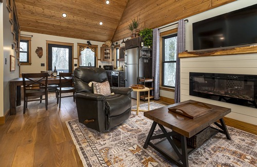 Carbondale Cabina | Hot Tub | Cabin in 35 Acre Forest | SIUC < 10 min.