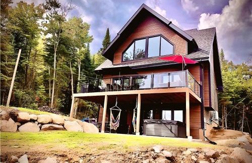Sainte-Marguerite-du-Lac-Masson Casa | Forest Chalet with Hot Tub & Lake Views near Mont Saint-Sauveur